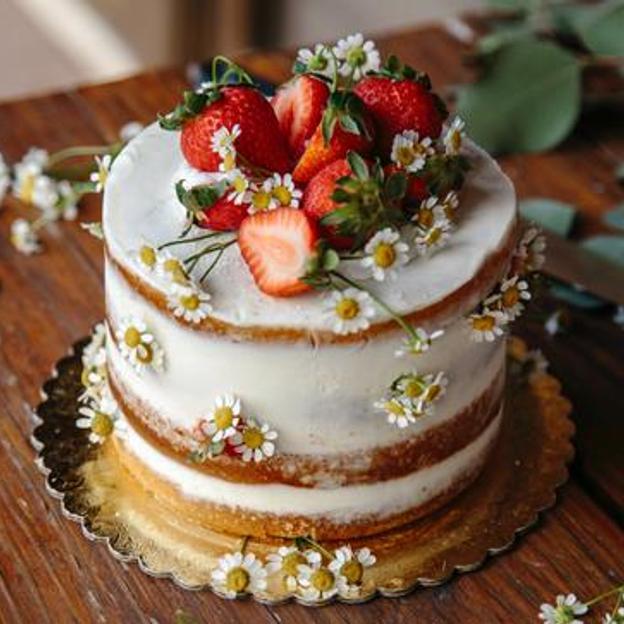Egy szülinapi díszes torta képe