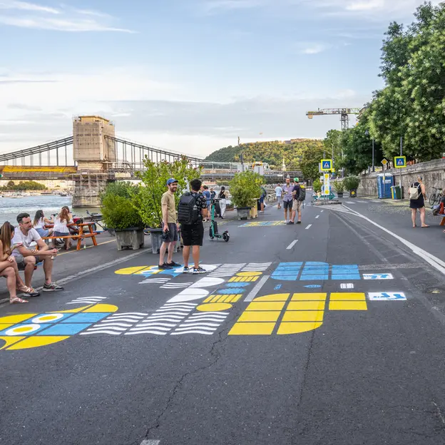 A színes aszfaltfestés és jótékony hatásai – 5+1 menő budapesti talpalávaló